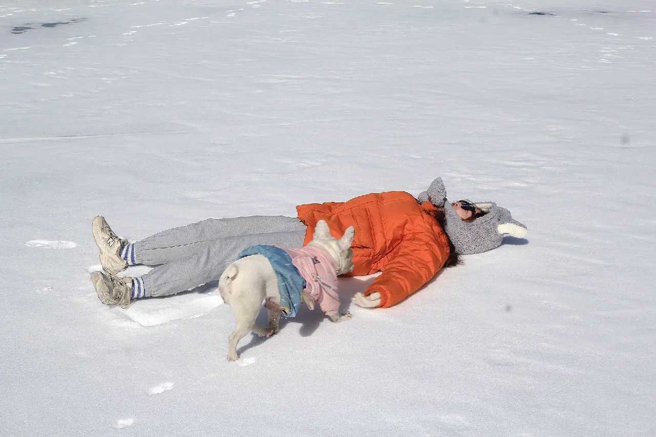 济南公园放生小红鱼，网友称济南现海市蜃楼群山飘渺连绵似仙境